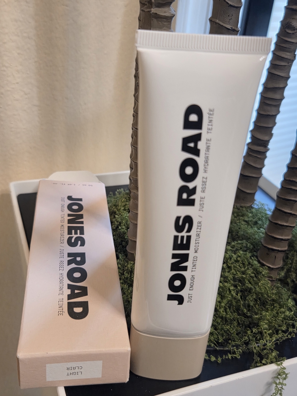 Jones Road Just Enough Tinted Moisturizer – Light Clair – New